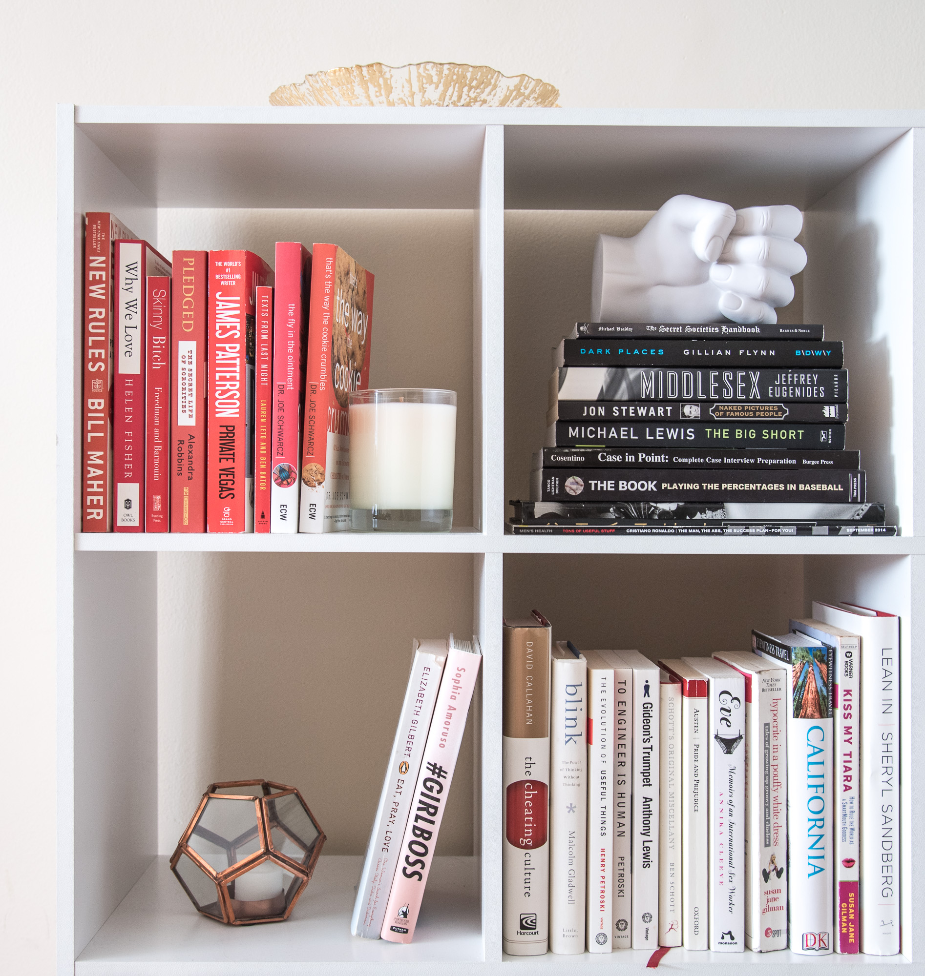 arrange books by color and size on a bookshelf