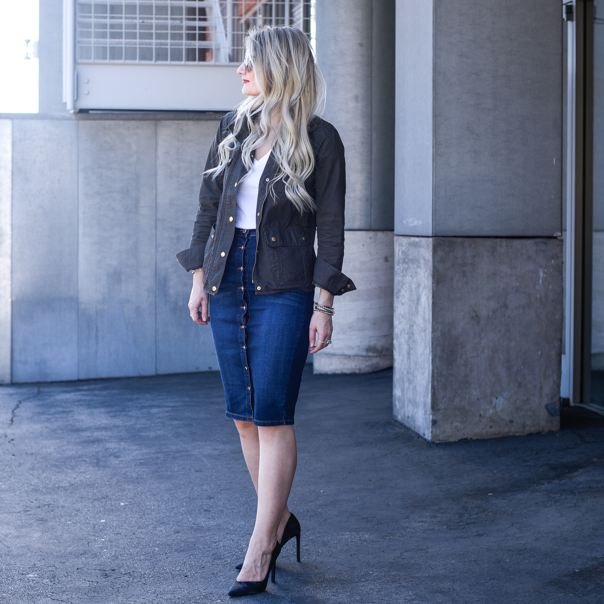 Cuffed sleeves and black pumps make for an effortlessly chic look