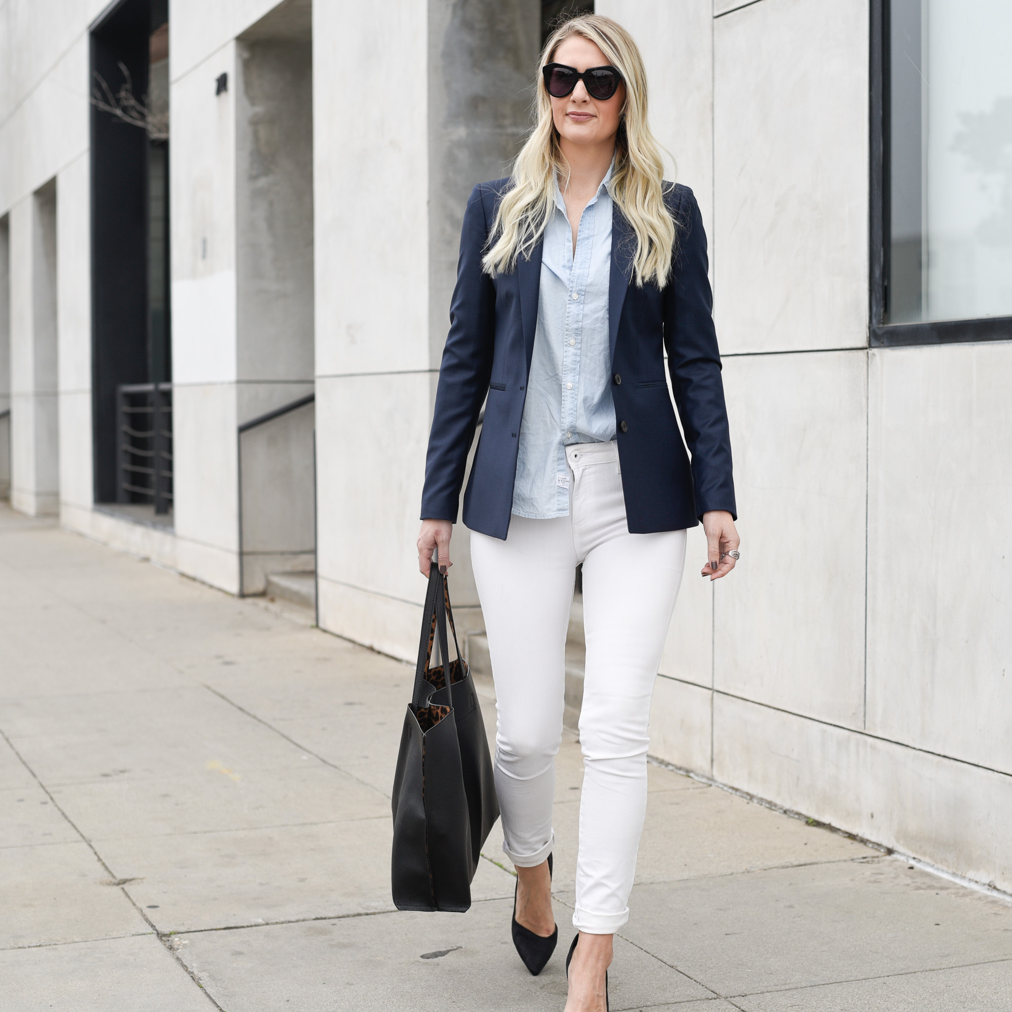 Cuff your white skinny jeans to make your outfit a little more chic.