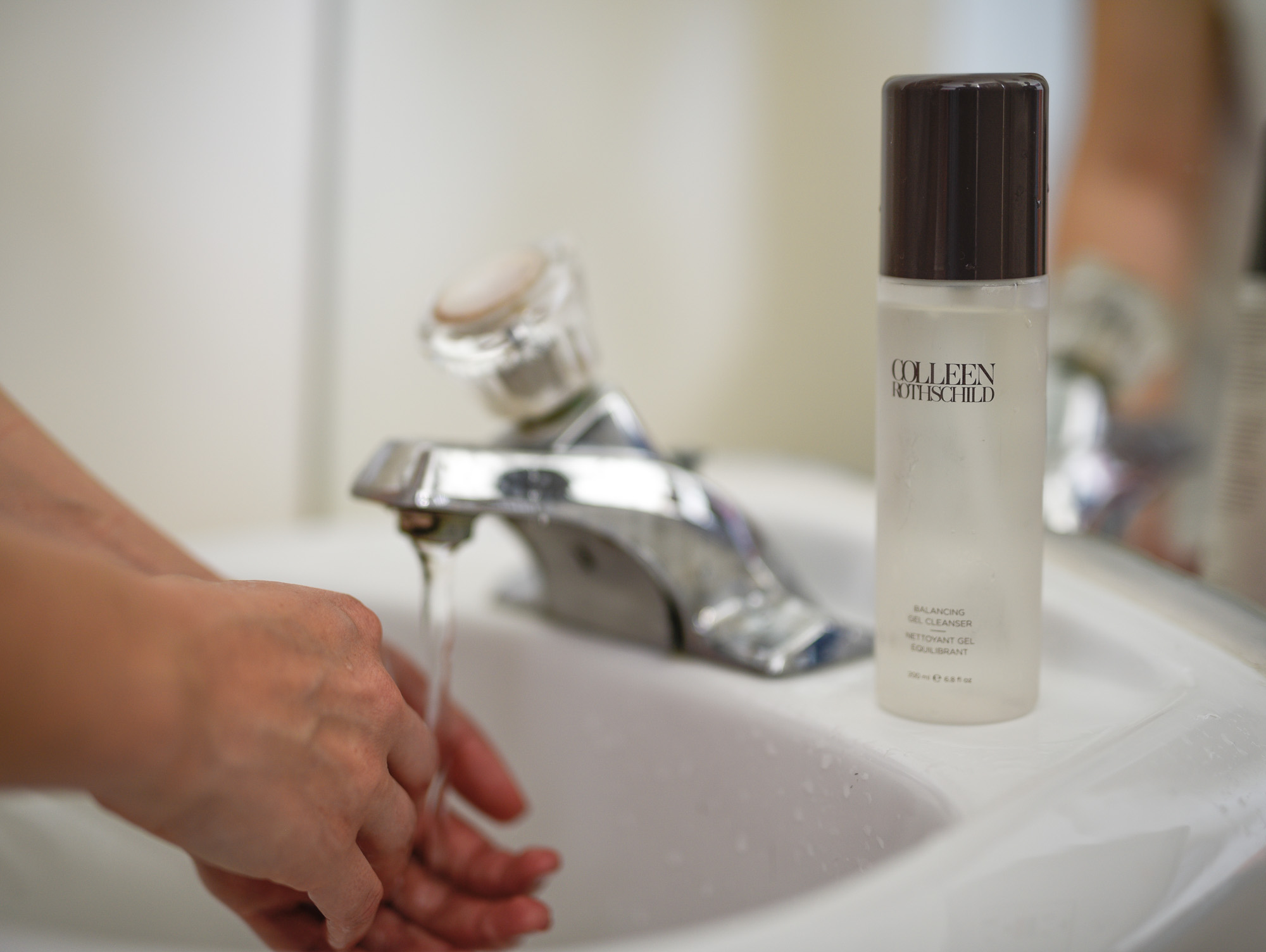 Gel cleansing scrub to start your day off right and reduce fine lines and wrinkles! 