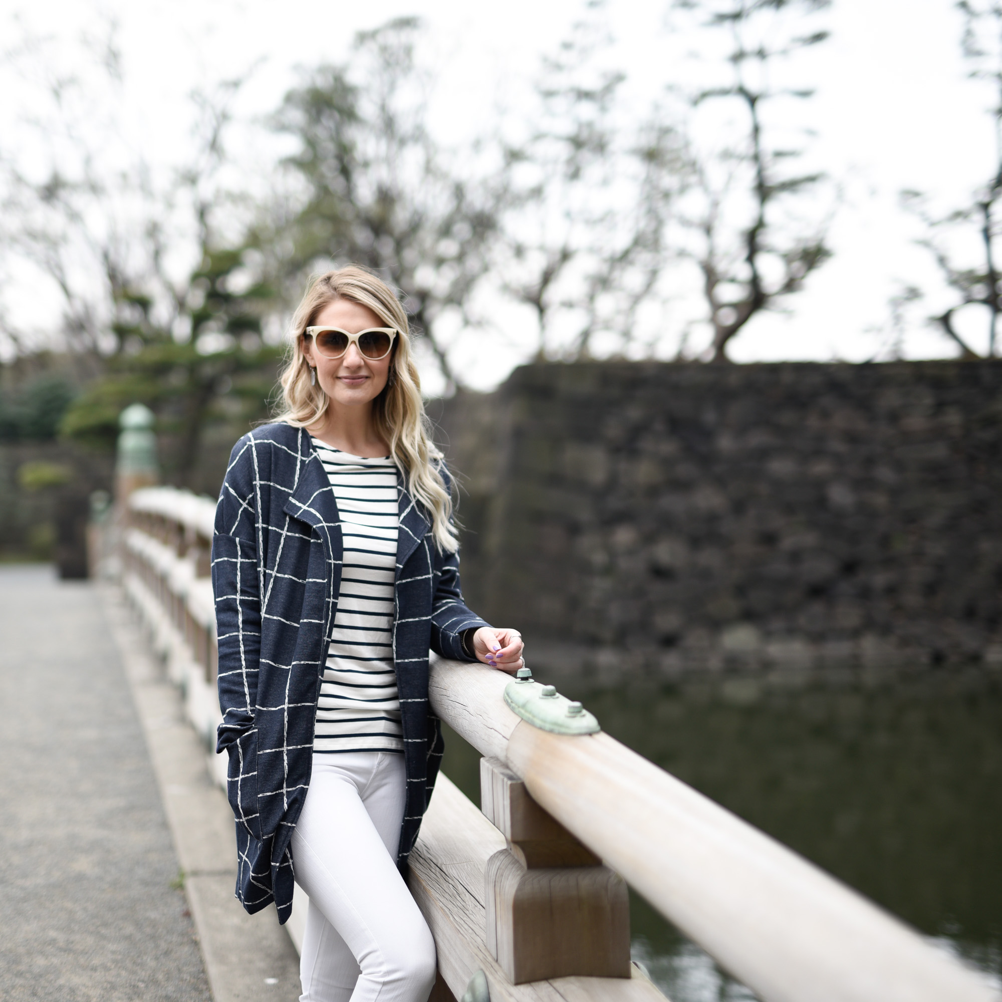 Print mixing windowpane and stripes in navy and white 