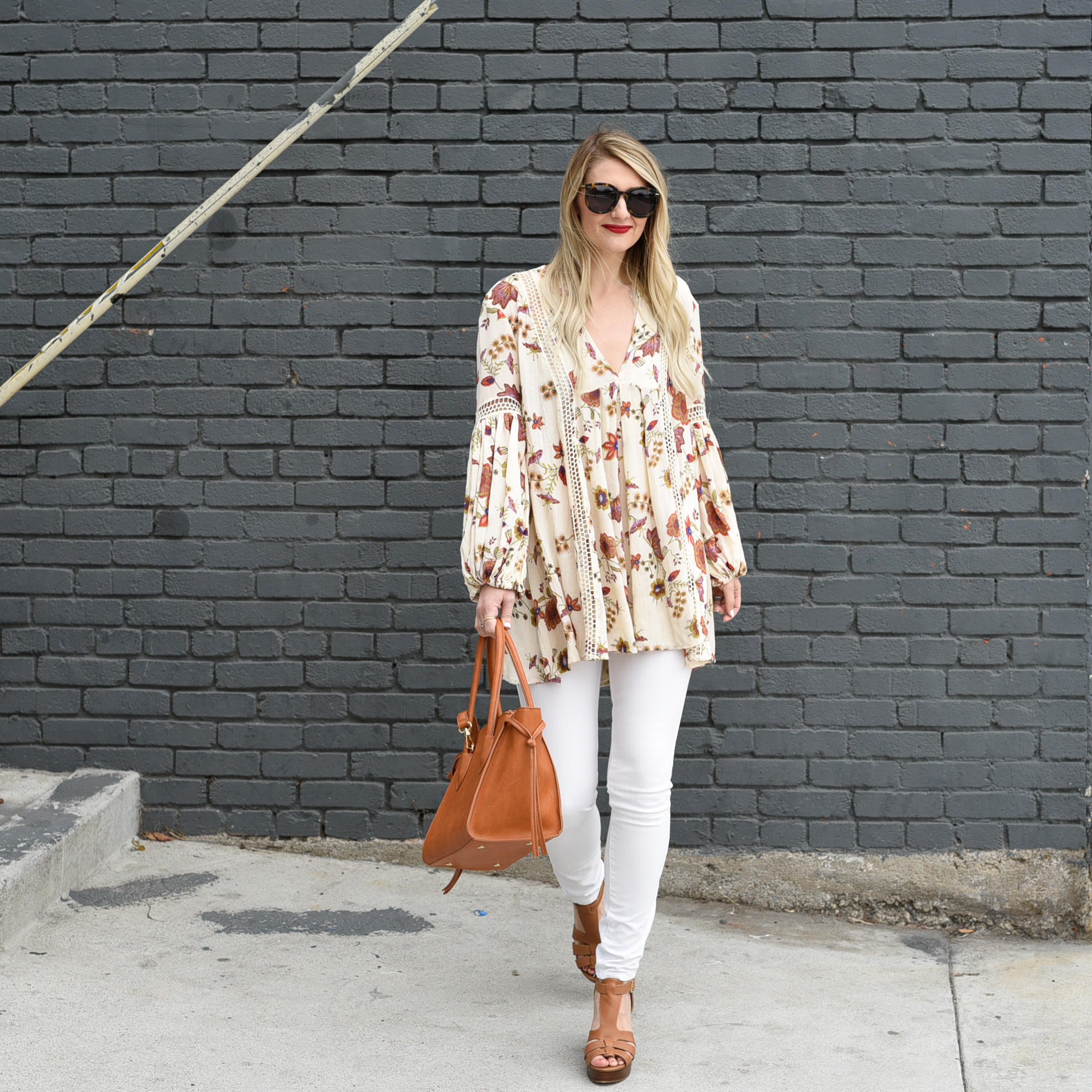 Floral printed tunic and white skinny jeans. 