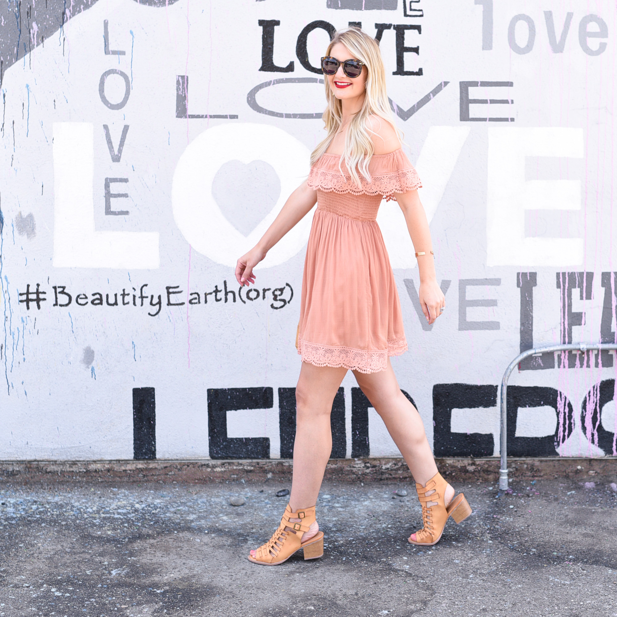 How gorgeous is this coral dress! Love the lace detail! 