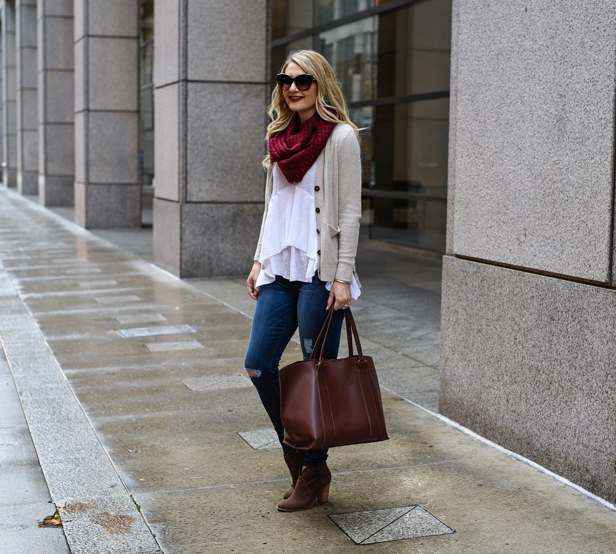 Jenna Colgrove wearing a beige Madewell cardigan, skinny jeans, and a brown Sole Society Ravin Tote. 