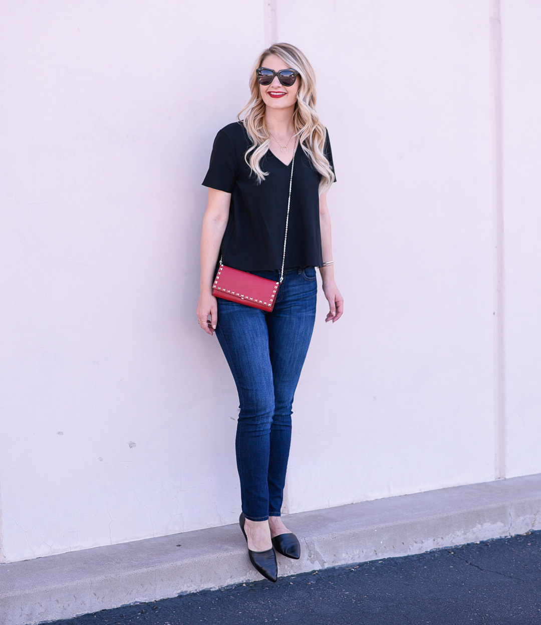 Jenna Colgrove wearing a Jenni Kayne v-neck shirt and DL1961 Skinny Jeans.