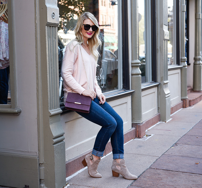 Jenna Colgrove wearing the Leith V-Neck Sweater in blush - so cozy for fall! 