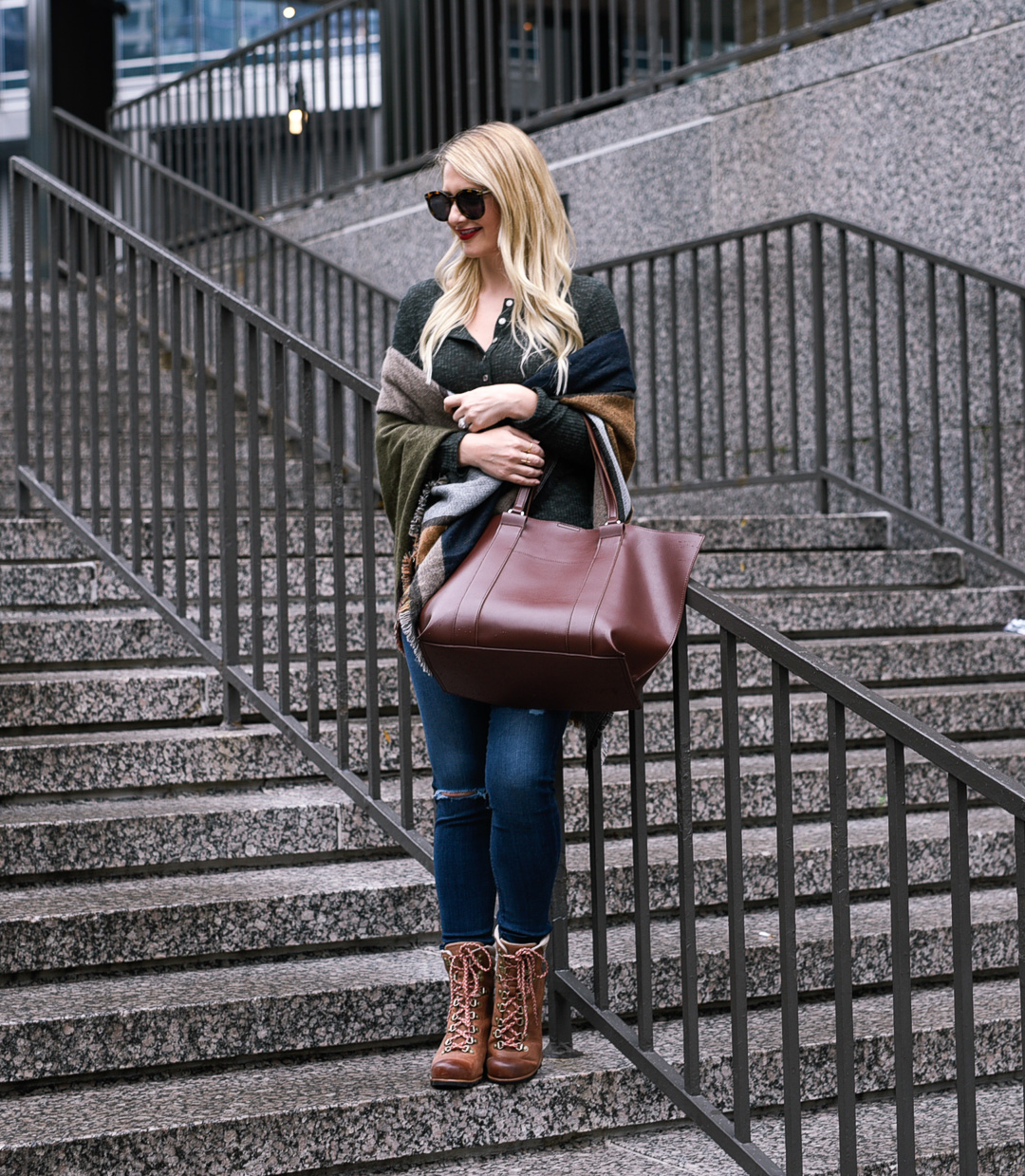 Jenna Colgrove in the Windy City wearing an autumn outfit - wrap, long sleeved tee, and warm wedges. 