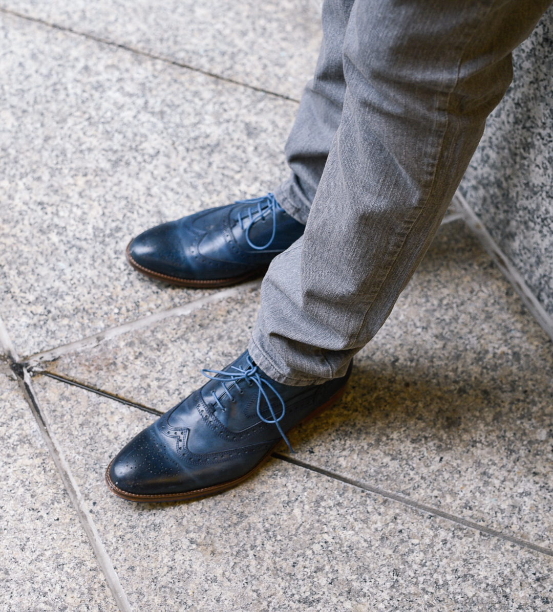 Men's blue brogue dress shoes in leather. 