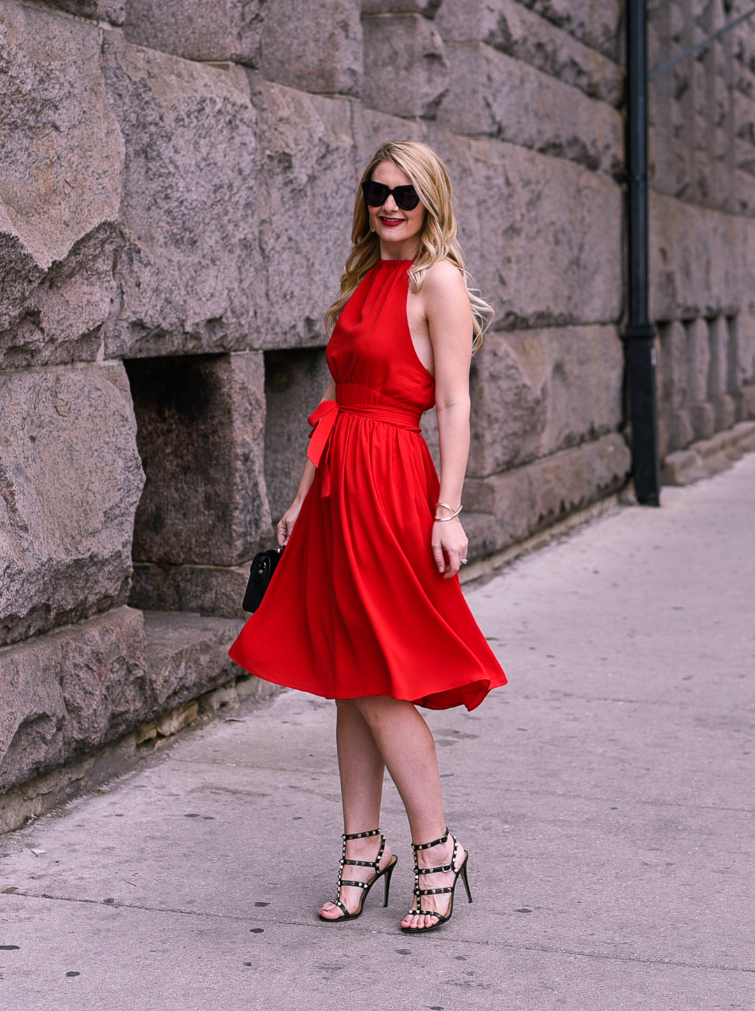 Marilyn Monroe moment in a red flattering dress. 