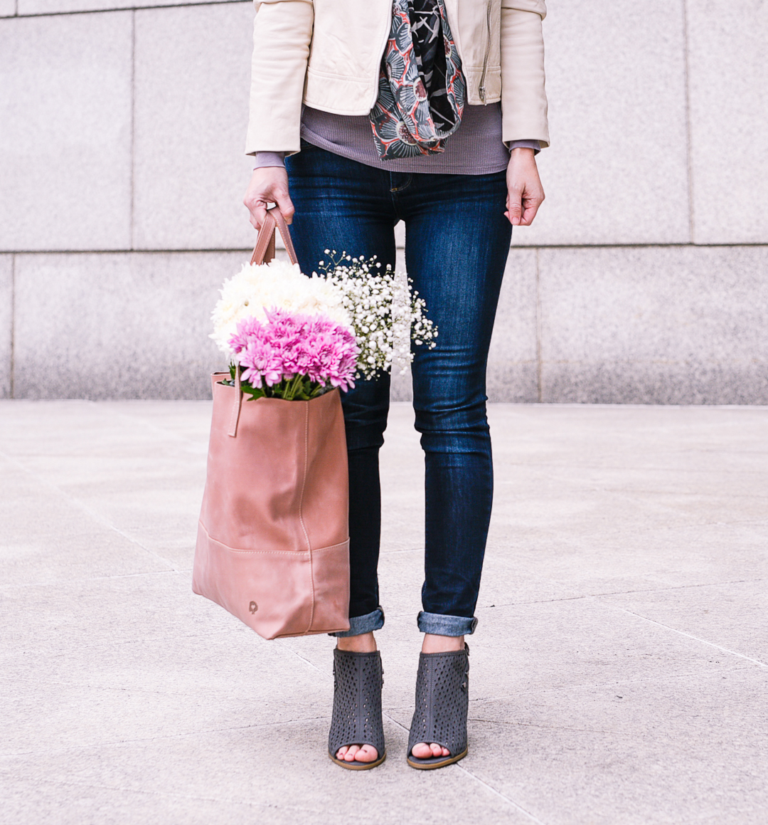 Blush pink tote with dark wash skinny jeans. 