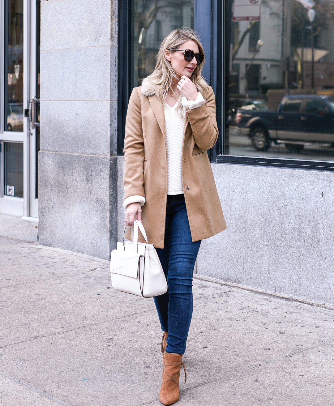 Structured jacket with high waisted skinny jeans. 