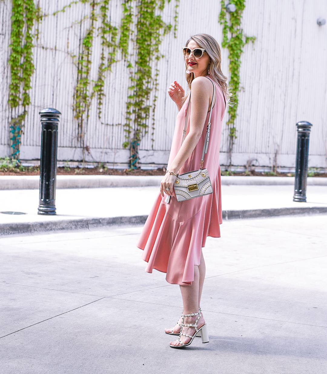 A high to low ruffled skirt with white accessories 