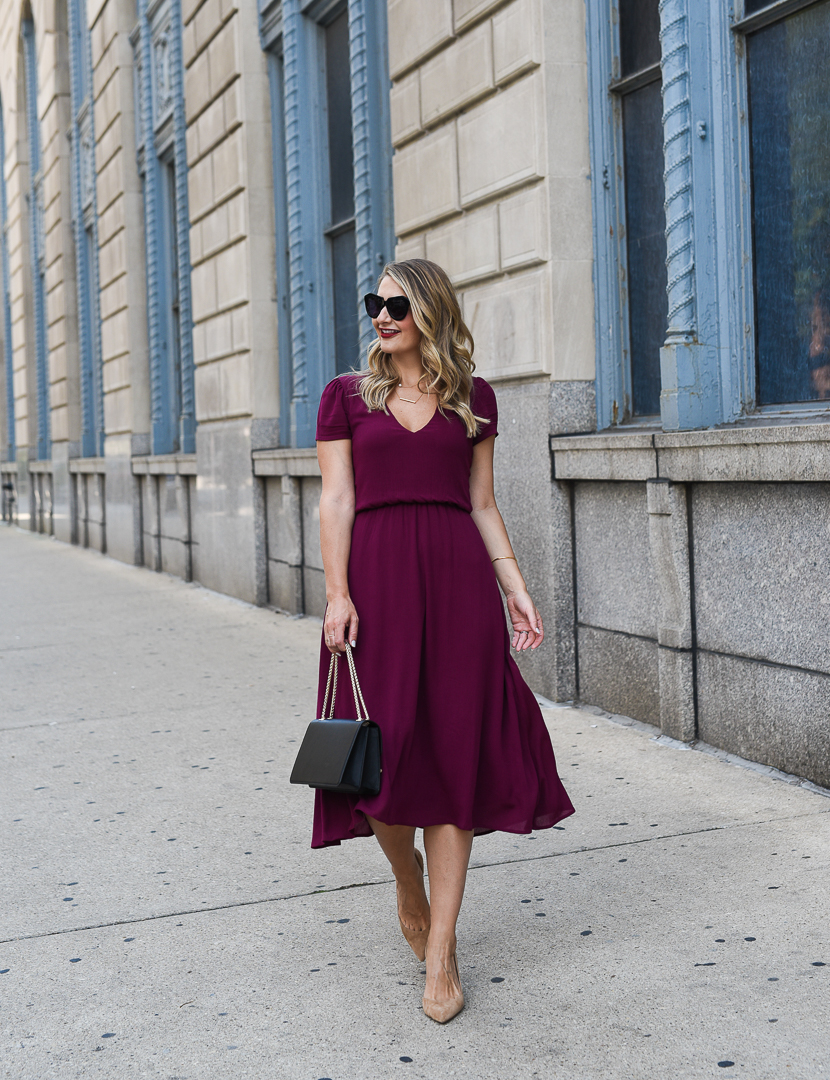 classic and chic work outfit idea with lose blonde waves