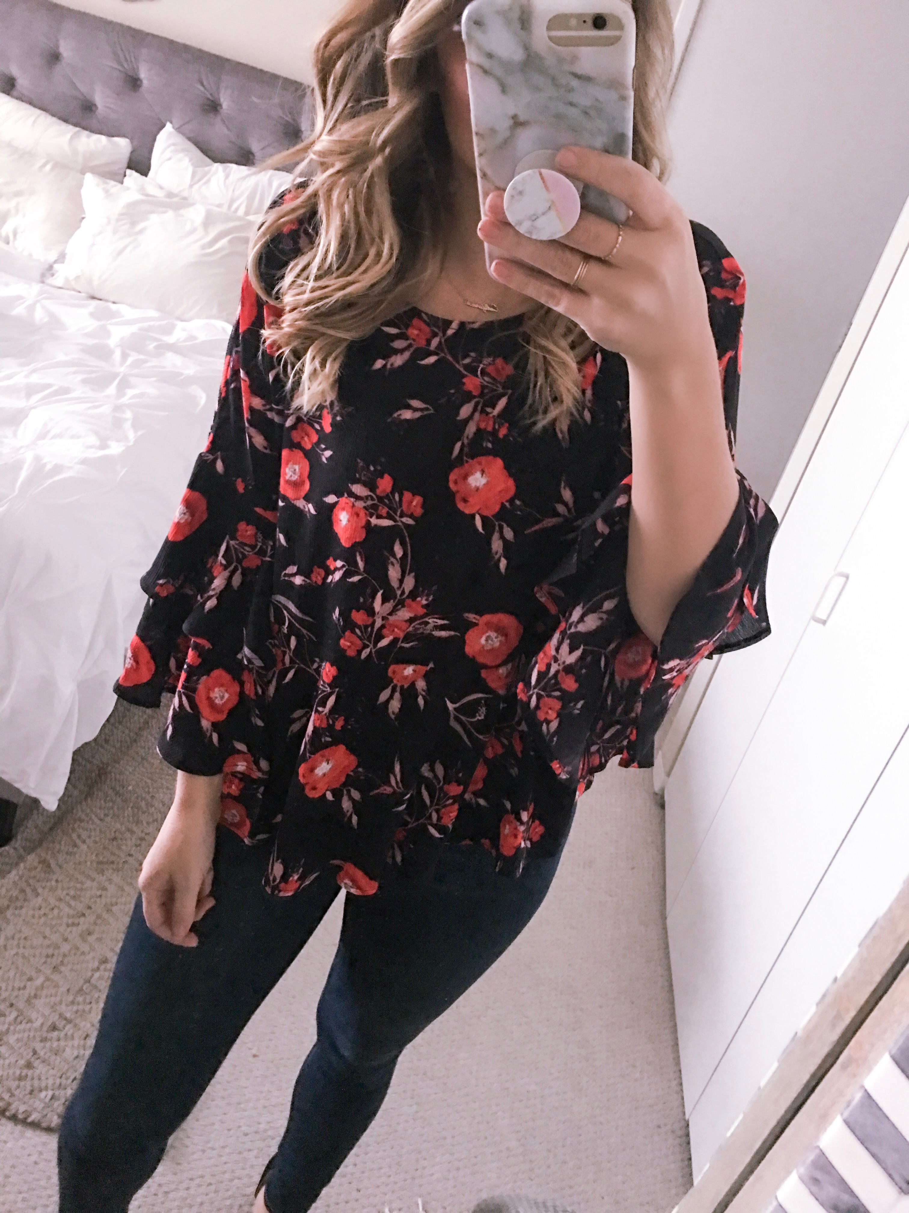 black floral blouse with high waisted skinny jeans