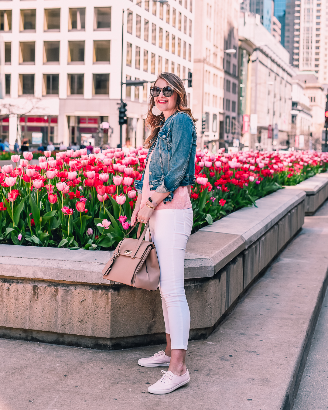 levi denim jacket with white skinny jeans