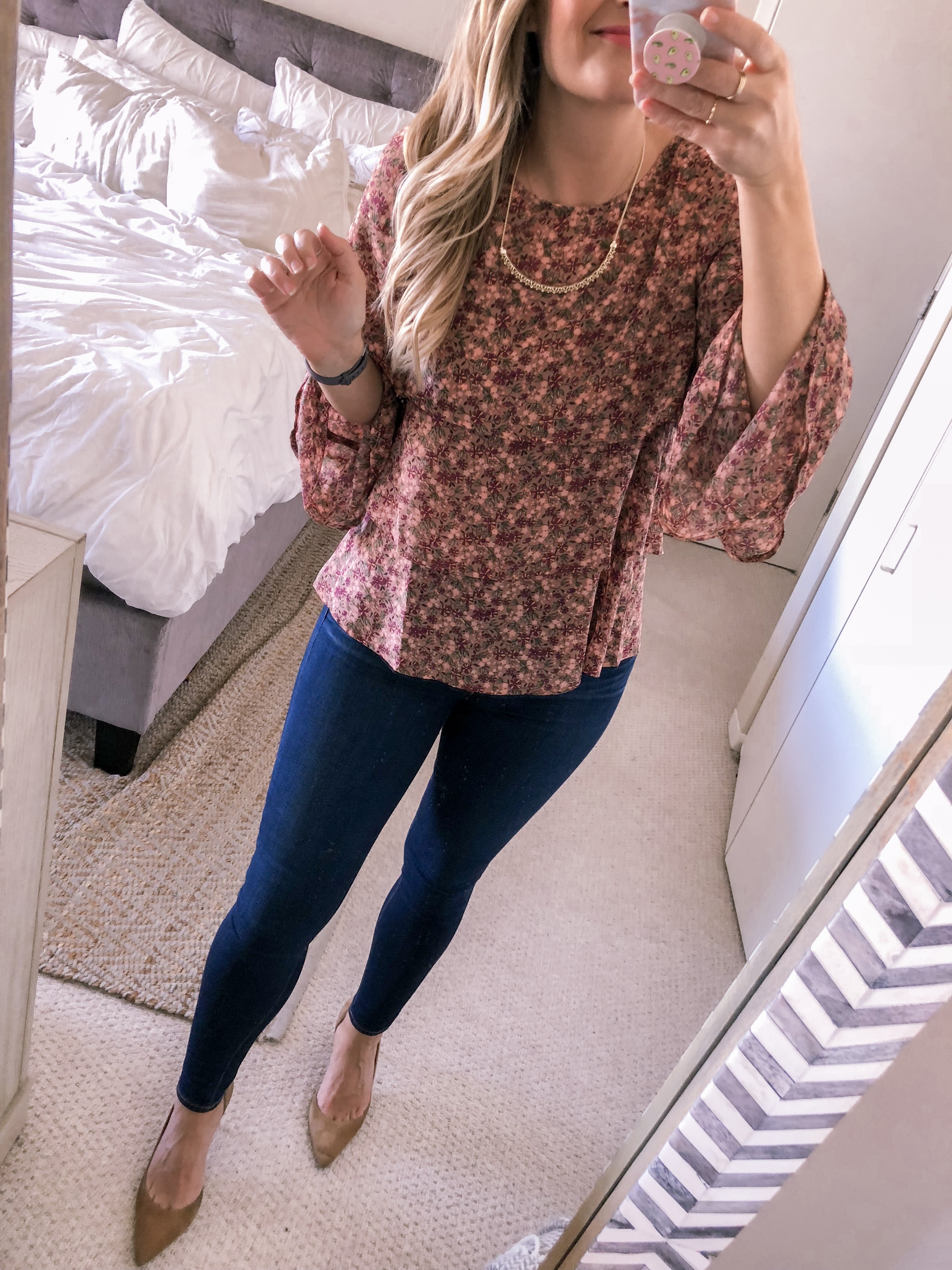 Popular fashion blogger Visions of Vogue shares a Bobeau fall floral blouse with tiered sleeves and high waist skinny jeans for a fall outfit idea.