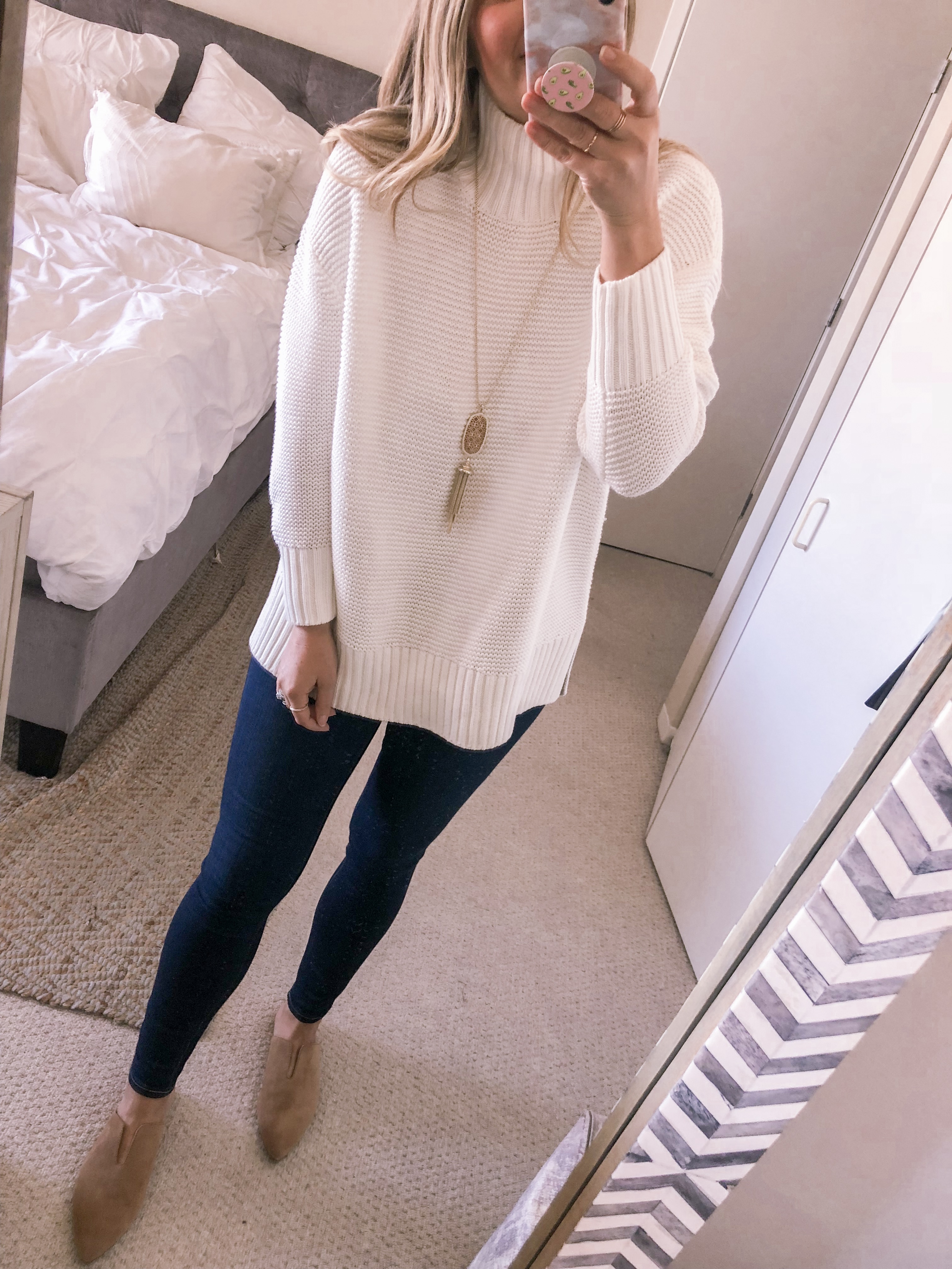 Popular Chicago fashion blogger Visions of Vogue shares a white mockneck sweater by French Connection with the Kendra Scott Rayne Necklace for a fall fashion outfit idea.