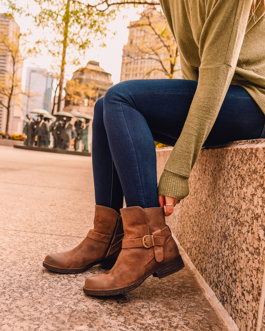 chicago fashion blogger visions of vogue wears beige boots with high waist skinny jeans