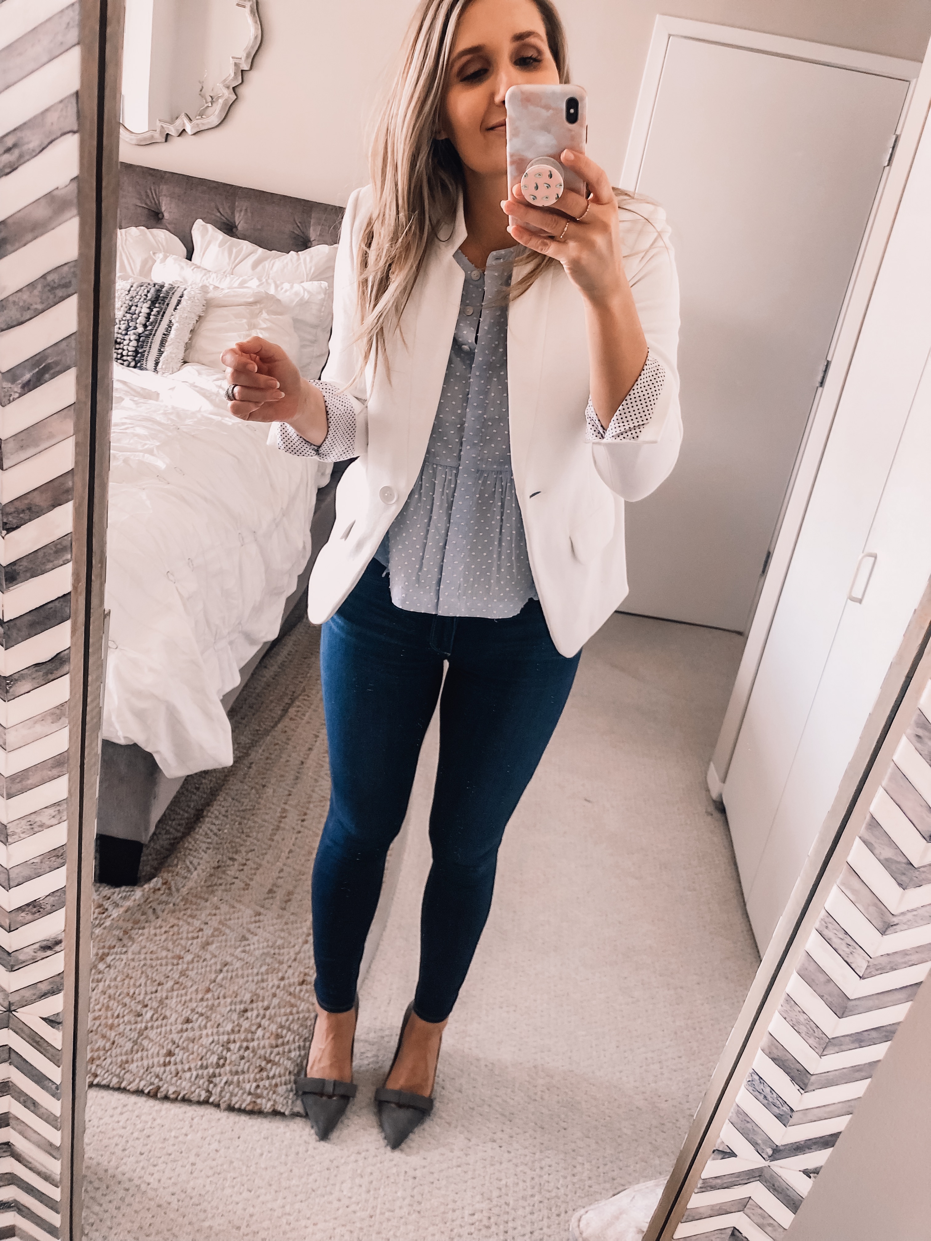 white blazer and dark wash skinny jeans 