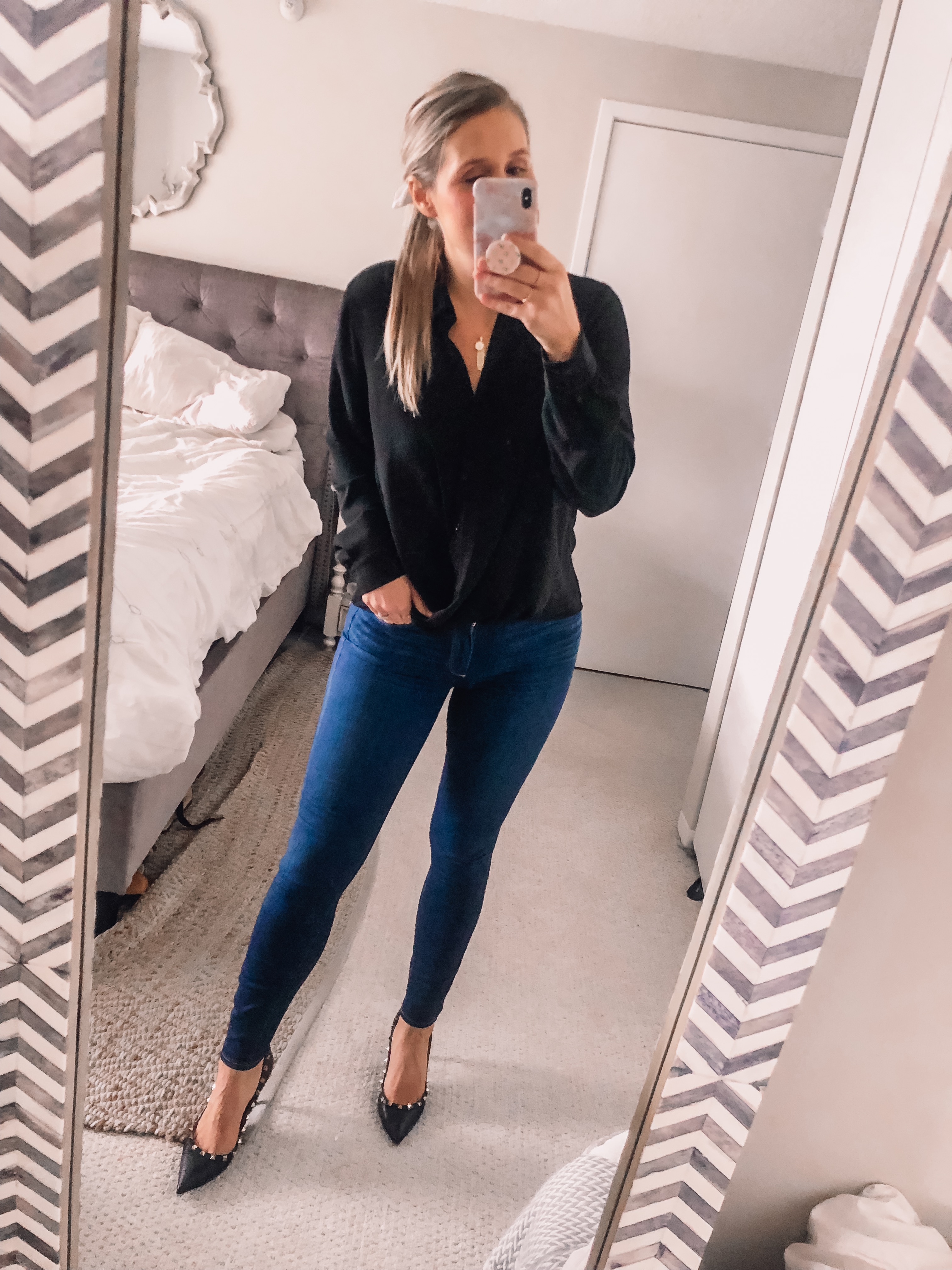 black blouse and skinny jeans