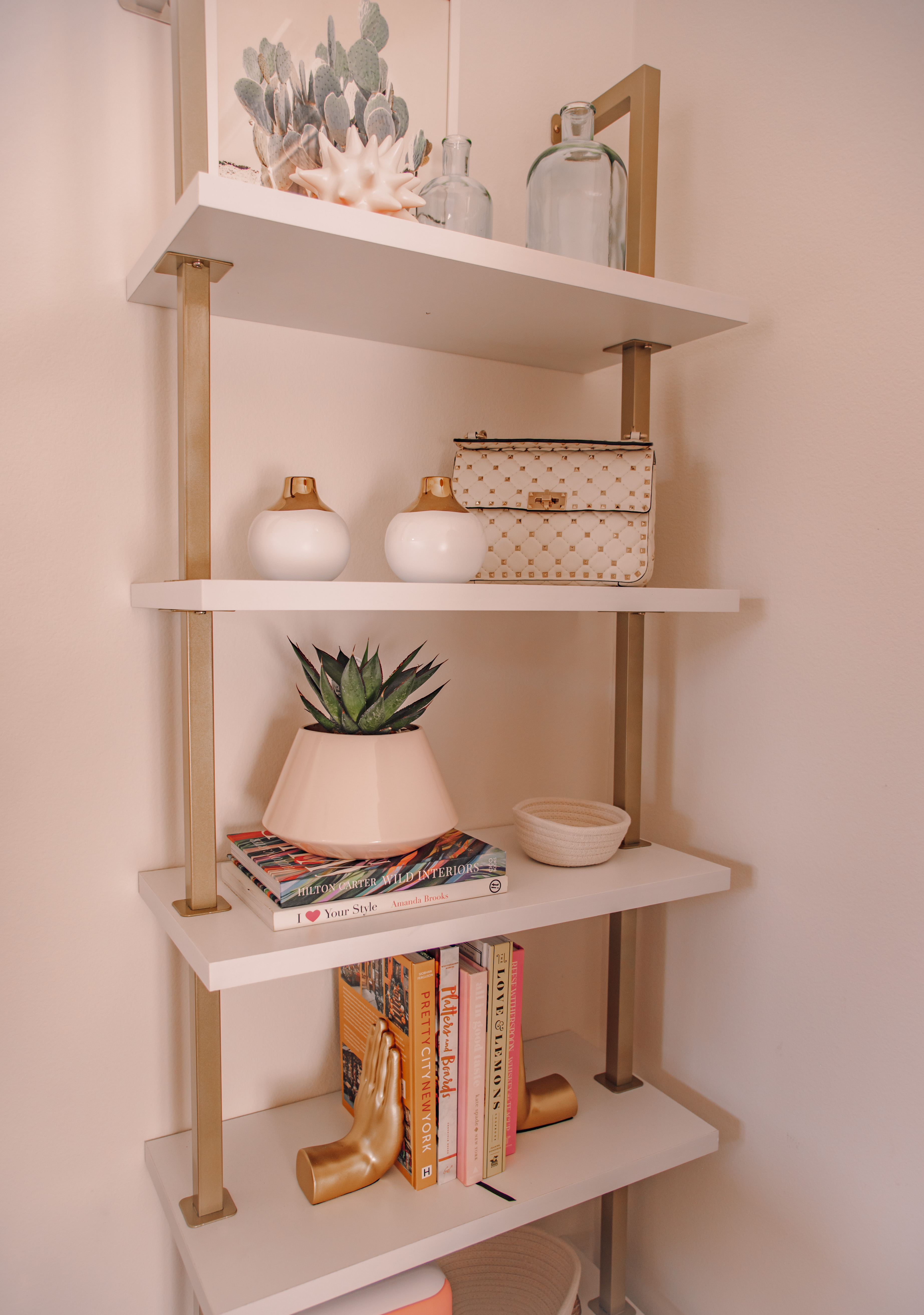 how to style bookshelves