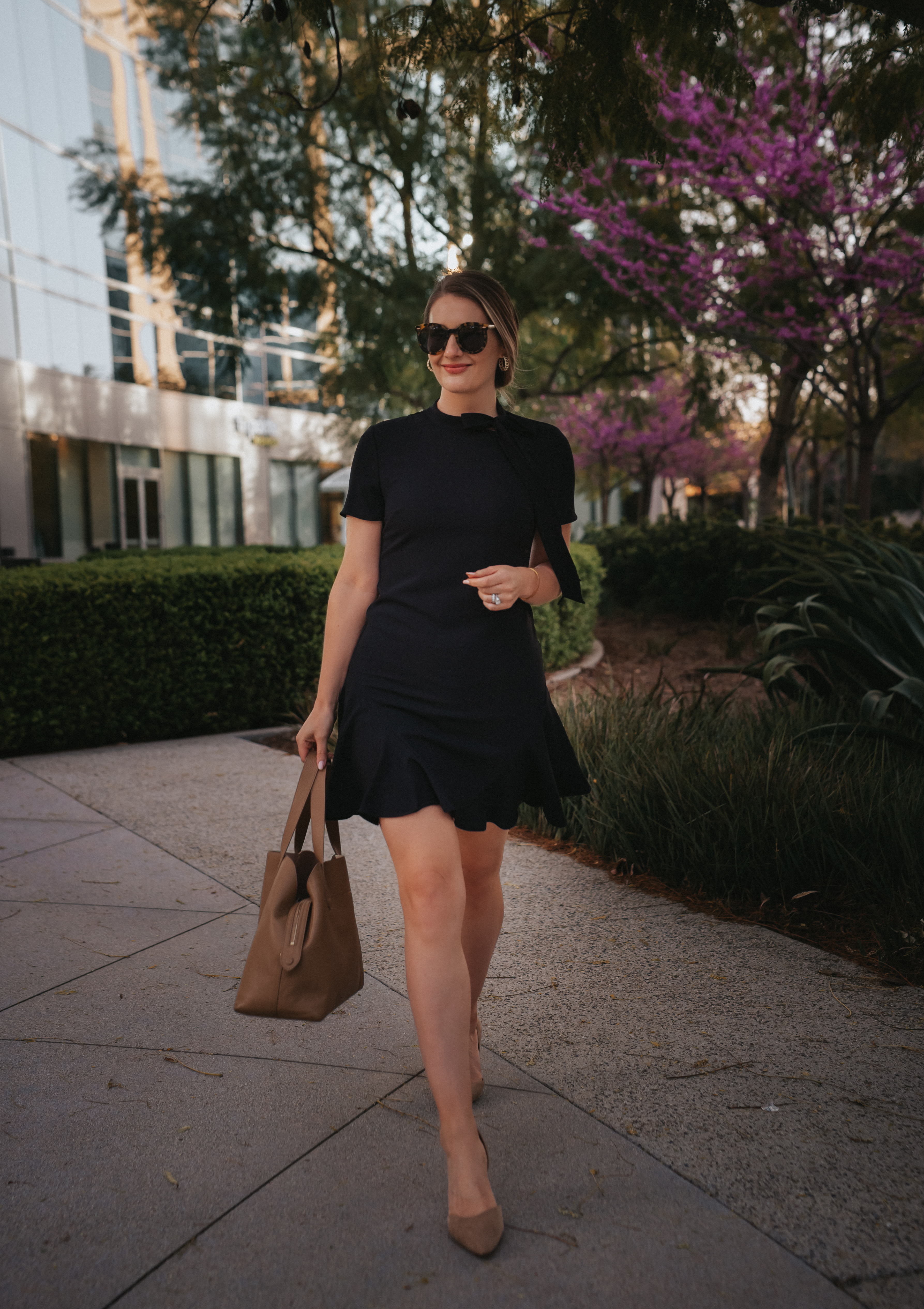 classy outfits for women in this little black dress